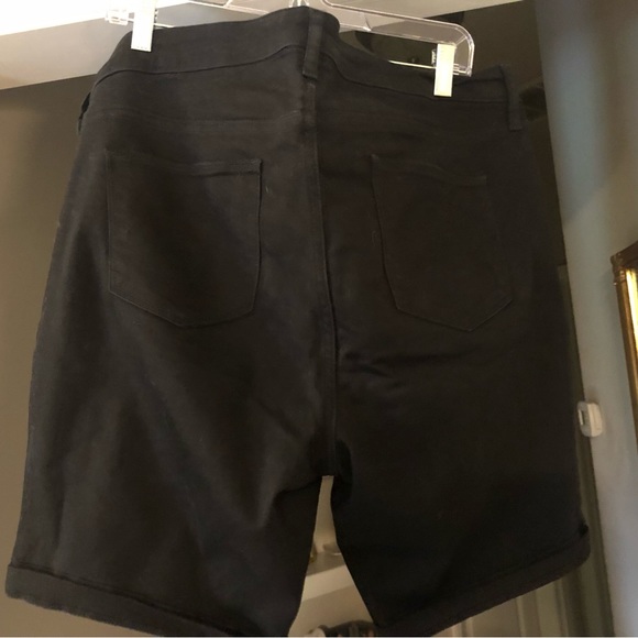Universal Thread Sz 18W Black Denim Shorts - Picture 2 of 3